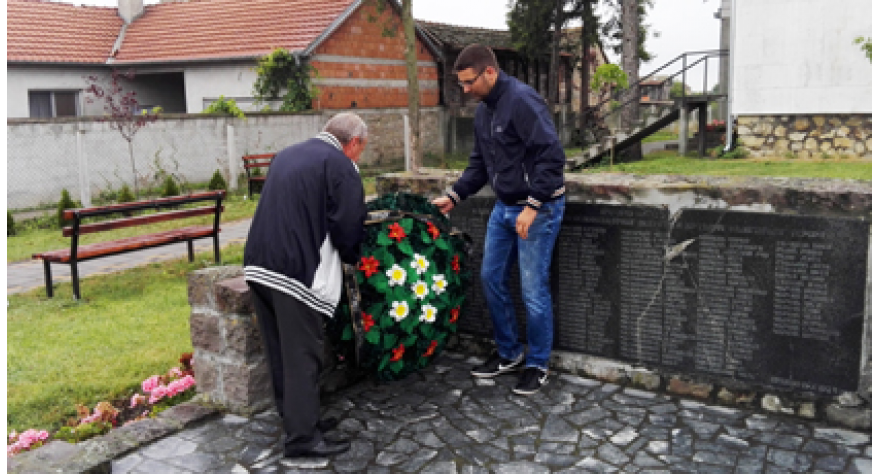 Поводом сеоске славе положени венци на спомен обележја